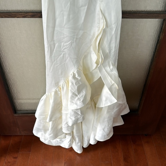 Revolve Bronx and Banco Paros Gown in White
size 4-6 NWT - Picture 9 of 17